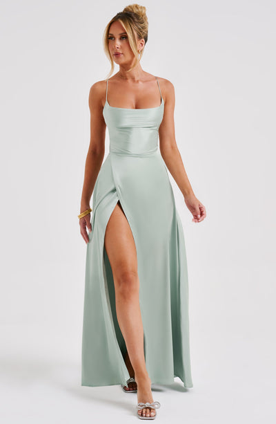 Salbei Bethany Satin-Maxi-Kleid