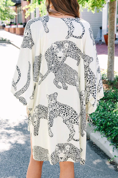 Lucía® | Weißer, locker sitzender Kimono mit offenem Vorderteil und Gepardenmuster
