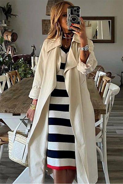 Jenna® | Gestreiftes, elegantes Midikleid mit V-Ausschnitt und Flügelärmeln