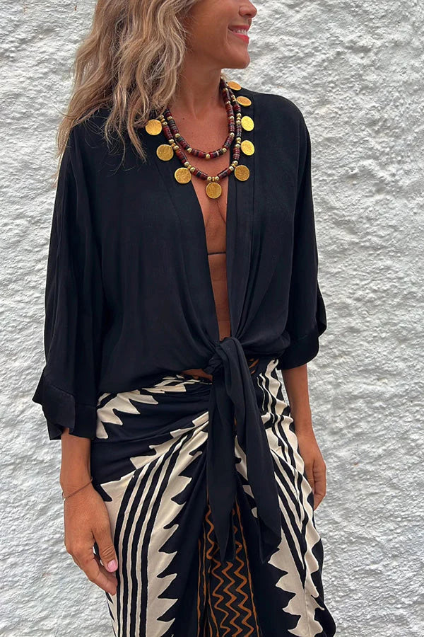 Amelia® | Summer Mood – Lockere Bluse aus Satin mit Bindeband vorne