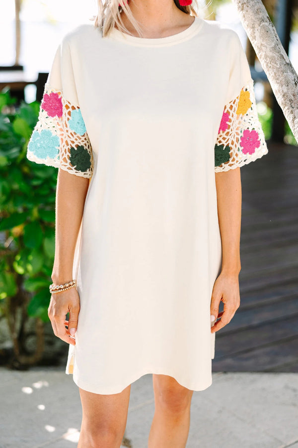 Gilda® | Weißes, geblümtes T-Shirt-Kleid mit Häkelspleißärmeln