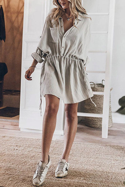 Marjorie® | Graues strukturiertes Kleid mit hochgekrempelten Ärmeln und geknöpftem Kordelzug