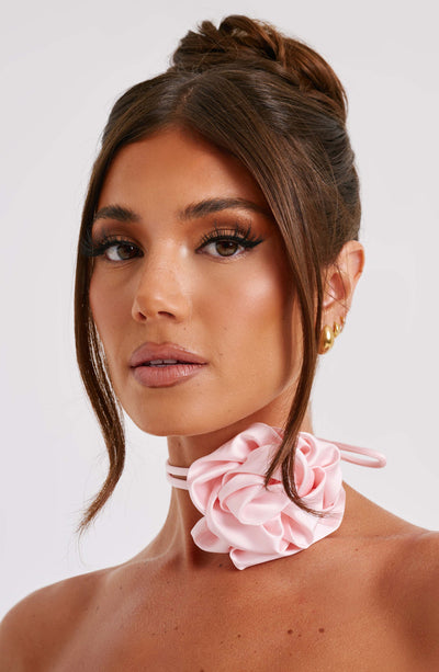 Indische Blumen-Halskrawatte in Blush