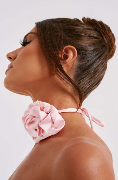 Indische Blumen-Halskrawatte in Blush