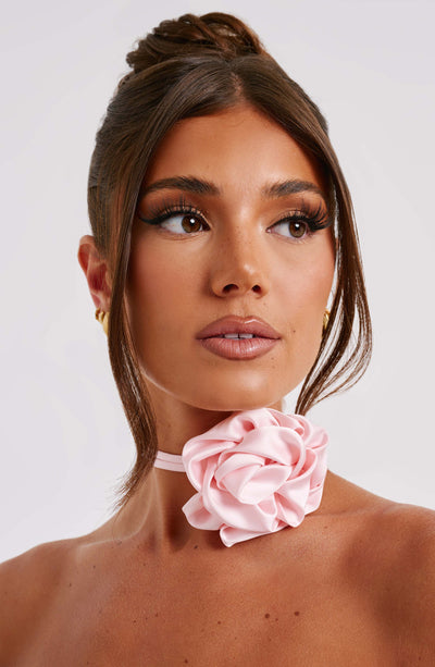 Indische Blumen-Halskrawatte in Blush