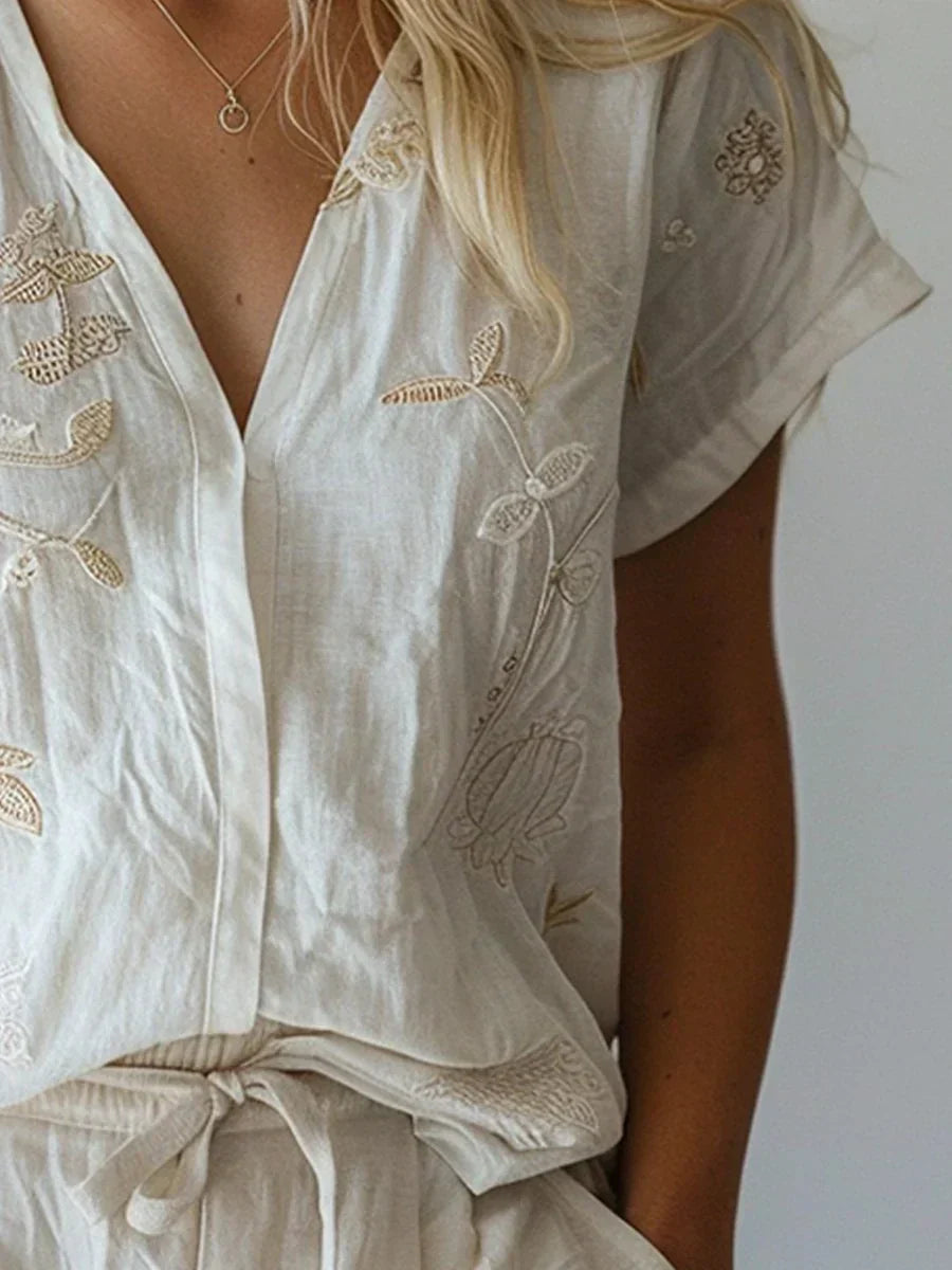 Leinenbluse mit V-Ausschnitt | Florale Stickerei | Lässiger Sommerstil