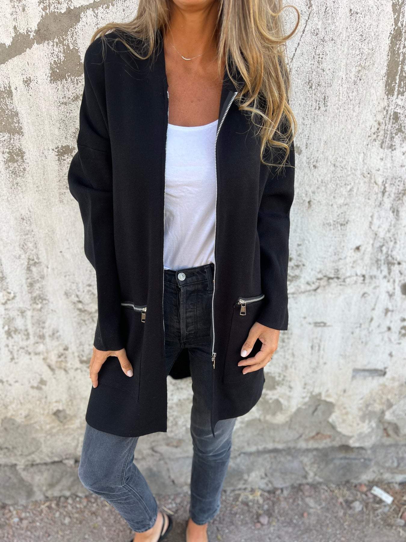 Lange Strickjacke mit Kapuze
