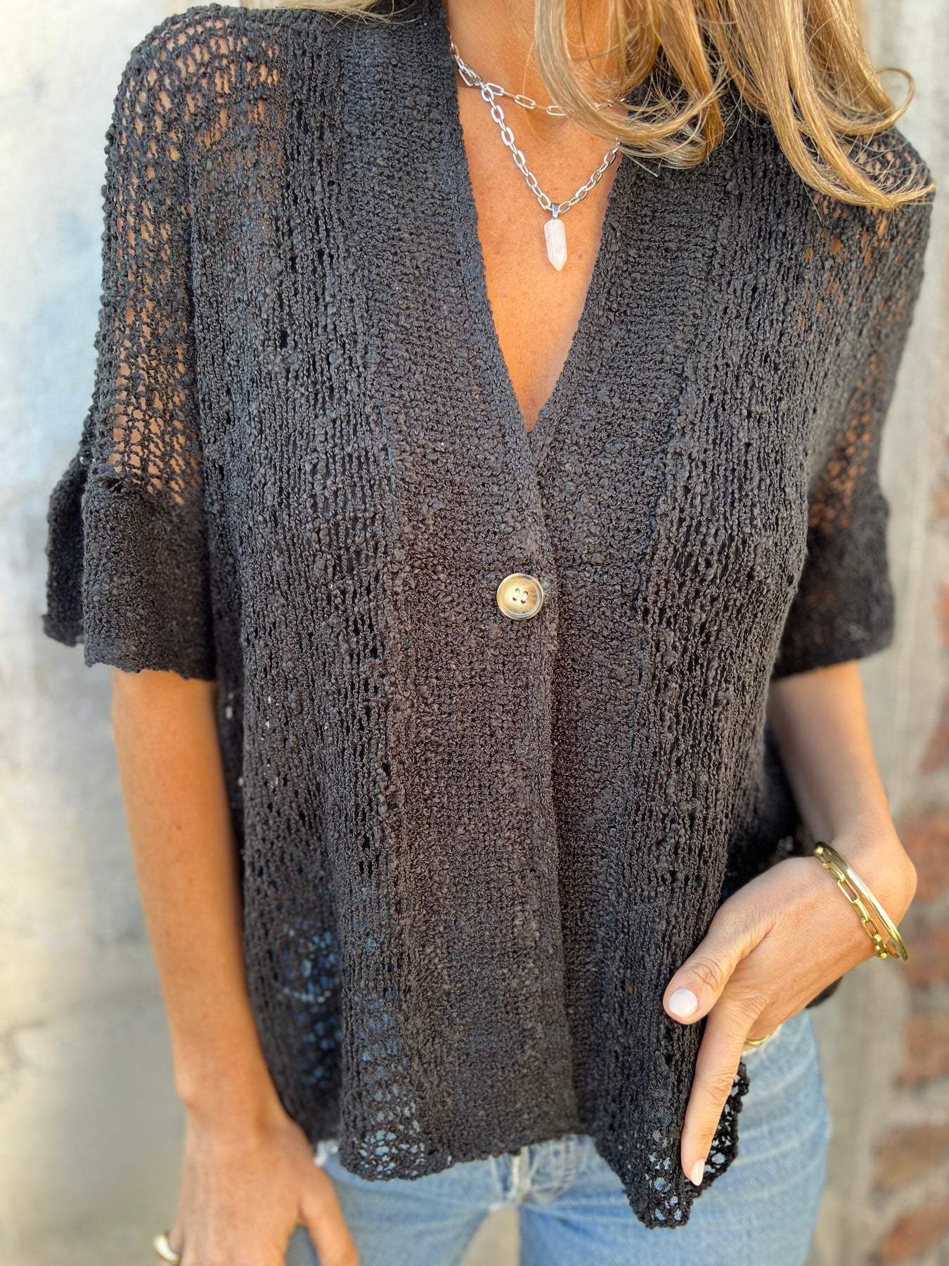 Strickbluse mit Knopfdetail | Luftiges Maschenbild | Halbarm-Design