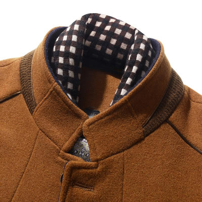 Herrenmantel mit Reverskragen und mehreren Taschen