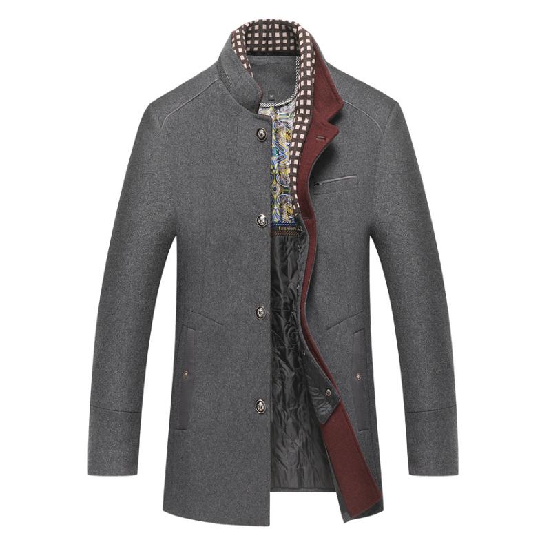 Herrenmantel mit Reverskragen und mehreren Taschen
