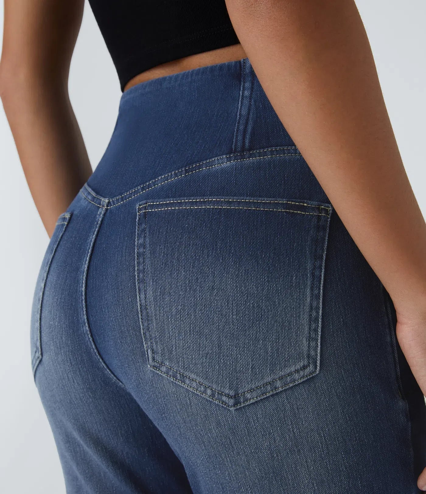 Bootcut-Jeans mit V-Bund | Hoher Bund | Figurbetont und Modern