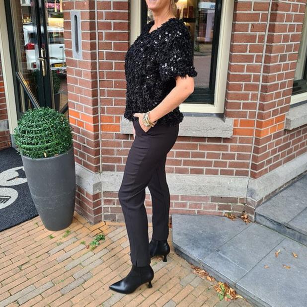 Birgit | Glamouröses Feder-T-Shirt mit Pailletten